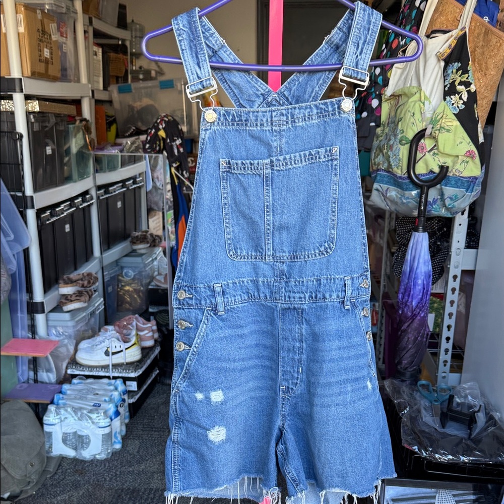 GAP women’s Blue Denim Short Overalls